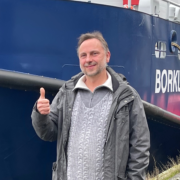 Wer im Glashaus sitzt kann auch im Lehmhaus wohnen 1 Schultz Oliver 1500x1500 2